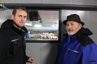 Christian und R&uuml;diger Kaufmann vor Schweinefenster